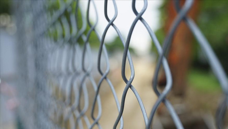 Ông Nguyễn Tiến Chính (Dịch Vọng Hậu, Cầu Giấy, Hà Nội) cho hay: "Thời gian này lượng phương tiện lưu thông giảm nên việc rào chắn không cản trở, ảnh hưởng đến giao thông trên tuyến đường này".