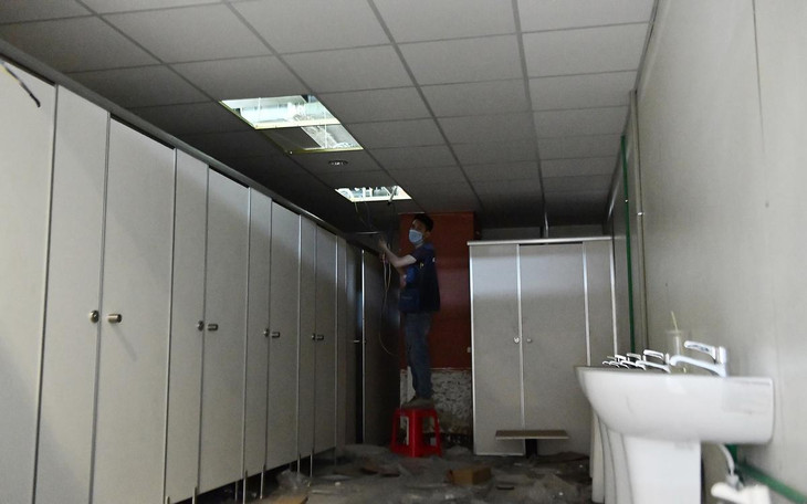 Nhiều nhà vệ sinh được lắp đặt.