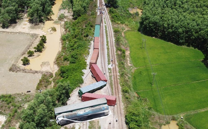Tàu hàng SH4 bị trật bánh, khiến 4 toa bị trật khỏi đường ray, 4 toa tiếp theo bị trật ray nhưng mức độ nhẹ hơn