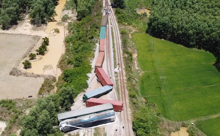 Tàu hàng SH4 bị trật bánh, khiến 4 toa bị trật khỏi đường ray, 4 toa tiếp theo bị trật ray nhưng mức độ nhẹ hơn