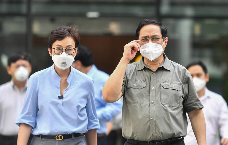 Lúc 15h, Thủ tướng tiếp tục di chuyển tới Bệnh viện Đa khoa Quốc tế Vinmec (quận Bình Thạnh) để kiểm tra công tác xét nghiệm.