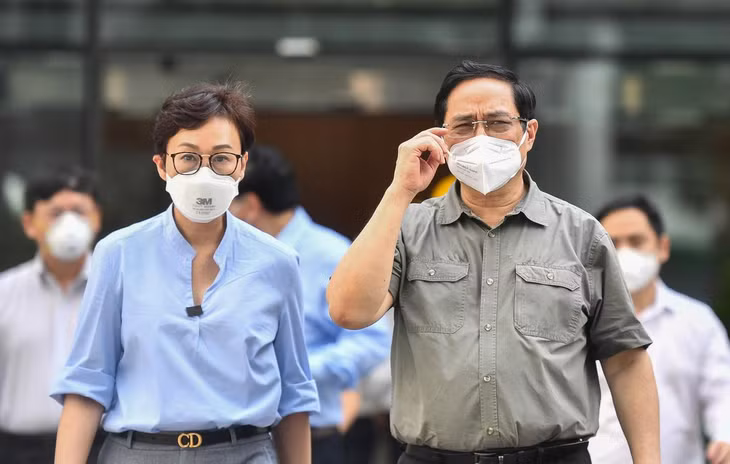 Lúc 15h, Thủ tướng tiếp tục di chuyển tới Bệnh viện Đa khoa Quốc tế Vinmec (quận Bình Thạnh) để kiểm tra công tác xét nghiệm.