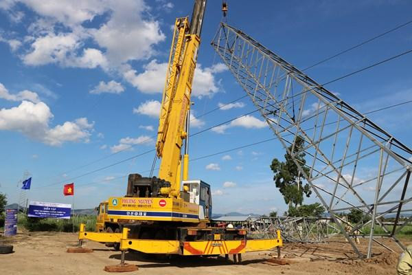 Các đơn vị diễn tập phương án phối hợp dựng cột thép thay thế trong tình huống có vị trí cột bị gãy đổ bởi tác động bởi mưa bão