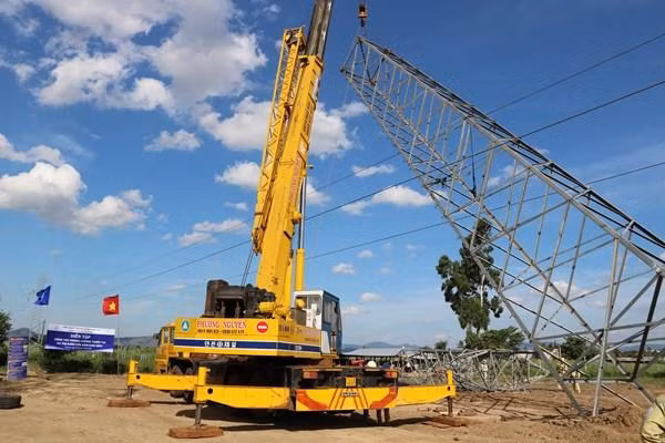 Các đơn vị diễn tập phương án phối hợp dựng cột thép thay thế trong tình huống có vị trí cột bị gãy đổ bởi tác động bởi mưa bão