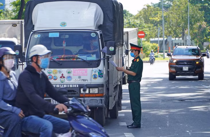 4.088 ôtô được cấp thẻ ra vào TP.HCM phục vụ các nhu cầu thiết yếu