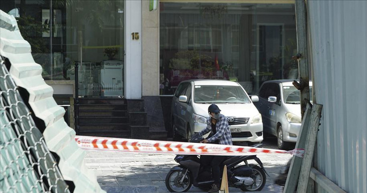 Chiều rộng mặt đường còn lại cho các phương tiện lưu thông mỗi bên đường Tôn Thất Thuyết khoảng 6 - 7m.