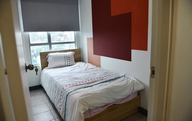 Để đa dạng nhu cầu của người ở, một số căn hộ được bỏ bớt vách ngăn, ghép 2 phòng làm một để tăng diện tích. Ngoài việc sửa chữa, chủ đầu tư cũng bổ sung họa tiết trang trí, phối màu trẻ trung.