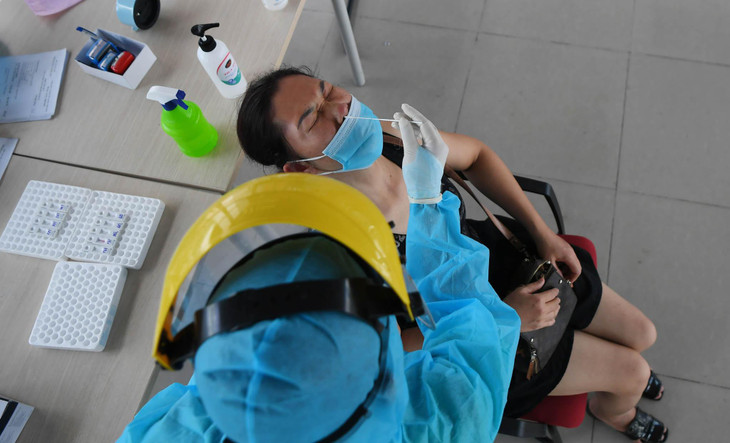 Hành khách vào vị trí trong khu vực riêng tách biệt với không gian chung ở sảnh nhà ga và thực hiện lấy mẫu dịch hầu họng qua mũi.