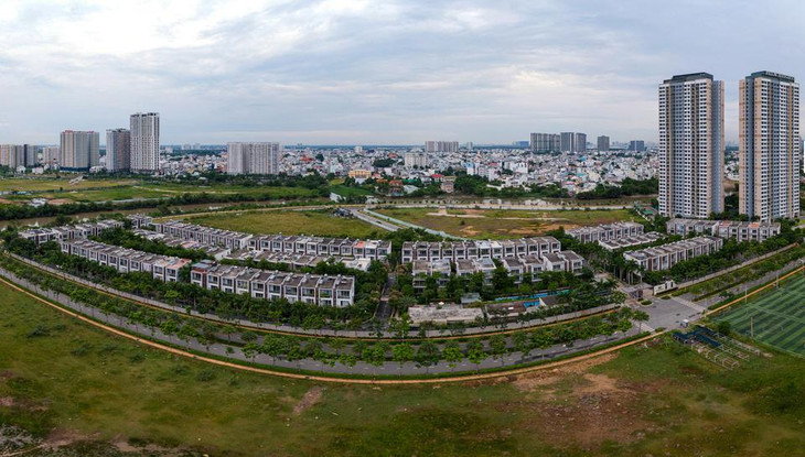 Một trong những dự án hiếm hoi đã tương đối hoàn thiện và thu hút một nguồn cư dân về sinh sống là dự án Palm City với quy mô 30,2 ha do Keppel Land làm chủ đầu tư cùng hai đối tác là Tiến Phước và Trần Thái phát triển. Một trong những dự án hiếm hoi đã tương đối hoàn thiện và thu hút một nguồn cư dân về sinh sống là dự án Palm City với quy mô 30,2 ha do Keppel Land làm chủ đầu tư cùng hai đối tác là Tiến Phước và Trần Thái phát triển.