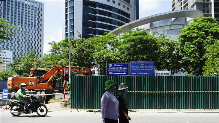 Sở GTVT Hà Nội yêu cầu nhà thầu chỉ được phép thi công vào ban đêm (từ 22h00 đến 05h00), đơn vị thi công phải bố trí biển báo, rào chắn, đèn cảnh báo ban đêm. Đồng thời, chỉ thi công từng đoạn để đảm bảo ATGT và tránh gây ùn tắc giao thông.