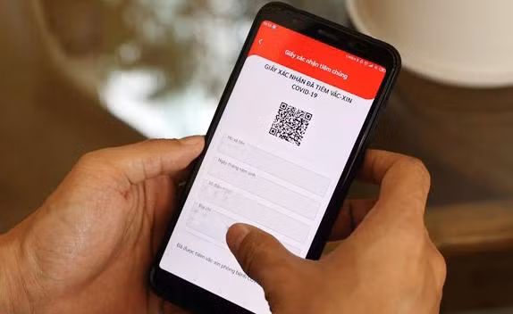 Tuy nhiên, đây mới là bước 'Thu thập nhu cầu và thông tin để lập danh sách đăng ký tiêm theo từng địa bàn.' Khi có kế hoạch cụ thể, người dân sẽ được liên hệ qua số điện thoại. Sau khi tiêm, hệ thống sẽ cập nhật Chứng nhận tiêm chủng dưới dạng QR Code trên ứng dụng để dùng trong trường hợp cần thiết.