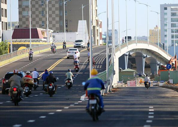 Hạng mục cầu vượt được thông xe sáng 14/7