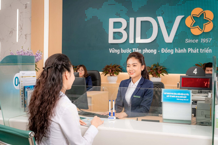 Khách hàng đến giao dịch tại BIDV Khách hàng đến giao dịch tại BIDV