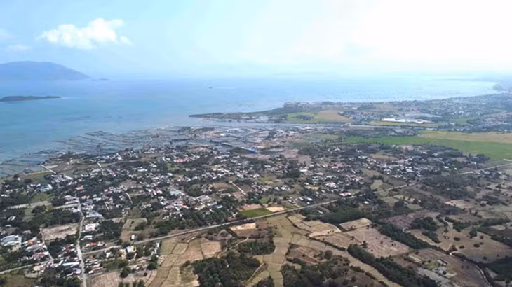 Khu vực Vịnh Vân Phong thuộc huyện Vạn Ninh nhìn từ trên cao.