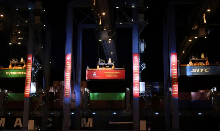 Những container đầu tiên được xếp lên tàu CNC CHEETAH tại cảng Tân cảng - Cát Lái. Những container đầu tiên được xếp lên tàu CNC CHEETAH tại cảng Tân cảng - Cát Lái.