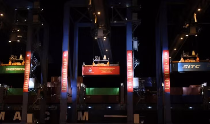 Những container đầu tiên được xếp lên tàu CNC CHEETAH tại cảng Tân cảng - Cát Lái.