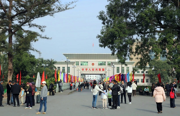 Khách du lịch chờ nhập cảnh tại cửa khẩu Móng Cái sáng mùng 1 Tết Ất Tỵ Khách du lịch chờ nhập cảnh tại cửa khẩu Móng Cái sáng mùng 1 Tết Ất Tỵ