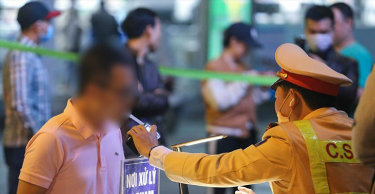 Cảnh sát giao thông kiểm tra nồng độ cồn trong dịp Tết Cảnh sát giao thông kiểm tra nồng độ cồn trong dịp Tết