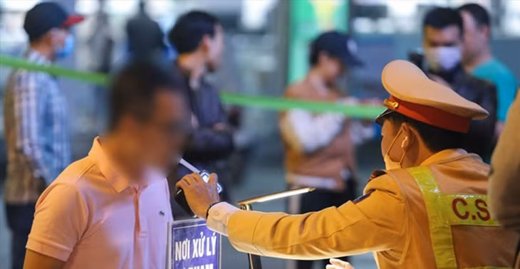 Cảnh sát giao thông kiểm tra nồng độ cồn trong dịp Tết