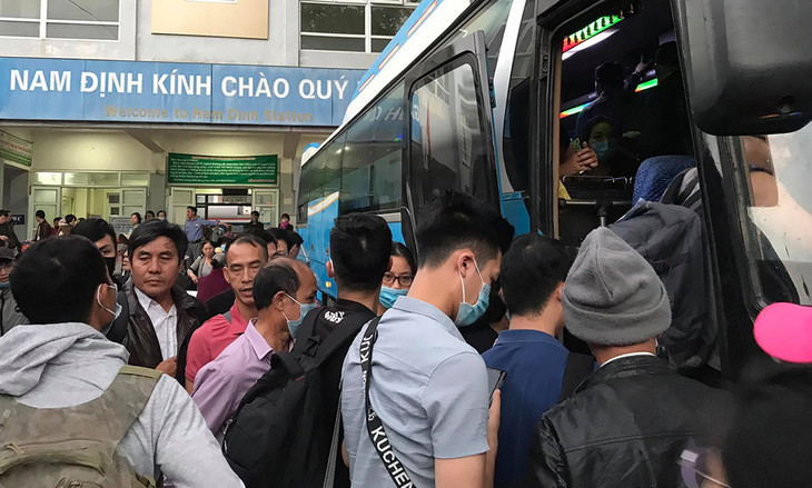 Hành khách đi tàu SE2, SE4 được di chuyển bằng đường bộ từ ga Nam Định về Hà Nội