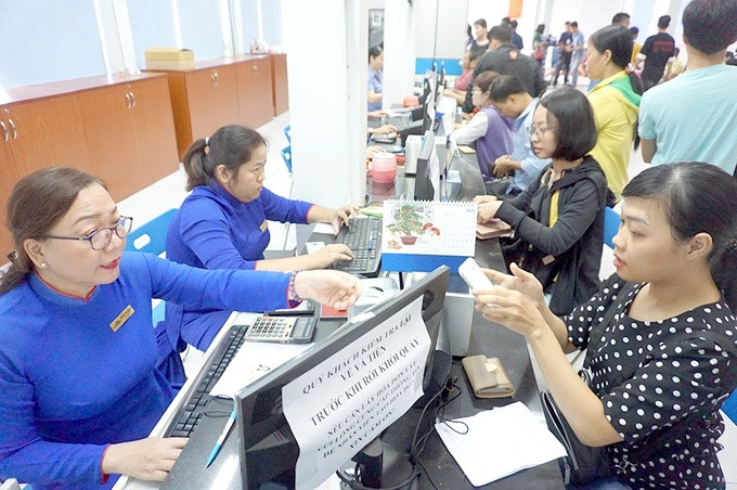 Hành khách mua vé tàu tại ga Sài Gòn