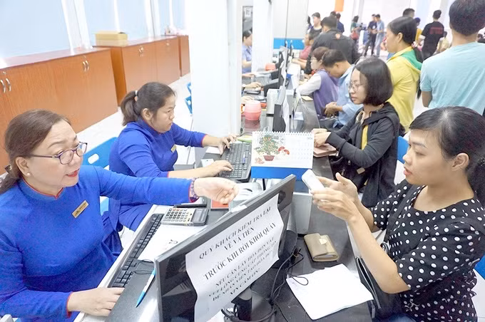 Hành khách mua vé tàu tại ga Sài Gòn