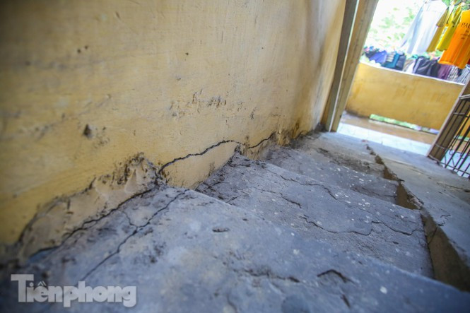 Các vết nứt xuất hiện khắp tòa chung cư.