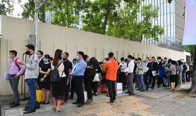 Dòng người trật tự xếp hàng trên vỉa hè phố Liễu Giai, sáng 24/11