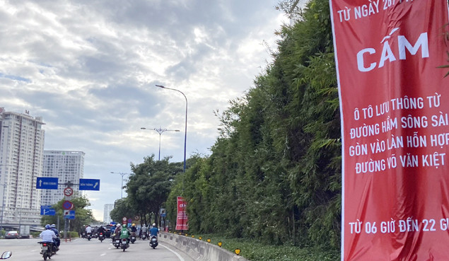 Thông báo điều chỉnh giao thông được treo trước đầu hầm sông Sài Gòn phía Quận 1 để người dân nắm rõ