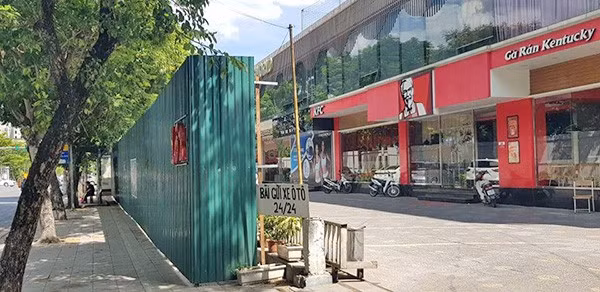 Mương Nghĩa Đô bị quây rào nhiều năm, vừa gây mất mỹ quan, vừa thiệt hại lớn cho doanh nghiệp. Ảnh minh họa.