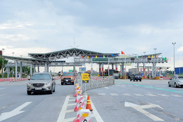 Thủ tướng yêu cầu tạm dừng hoạt động thu phí đối với các dự án có trạm thu phí không chuyển sang thu điện tử không dừng
