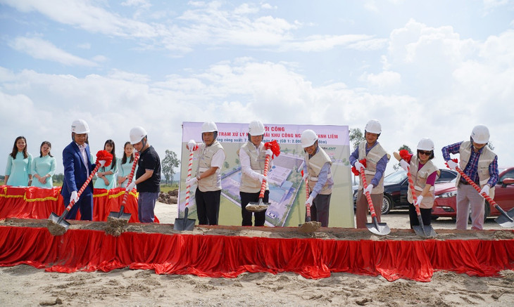 Đại diện Ban Quản lý các KCN tỉnh Hà Nam, chủ đầu tư Capella cùng nhà thầu Ecoba ENT thực hiện nghi thức động thổ tại dự án trạm xử lý nước thải khu công nghiệp Thanh Liêm, Hà Nam