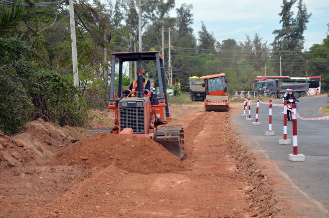 Tuyến đường ven biển từ Phan Thiết đi qua huyện Hàm Thuận Nam đến thị xã La Gi đang được thi công