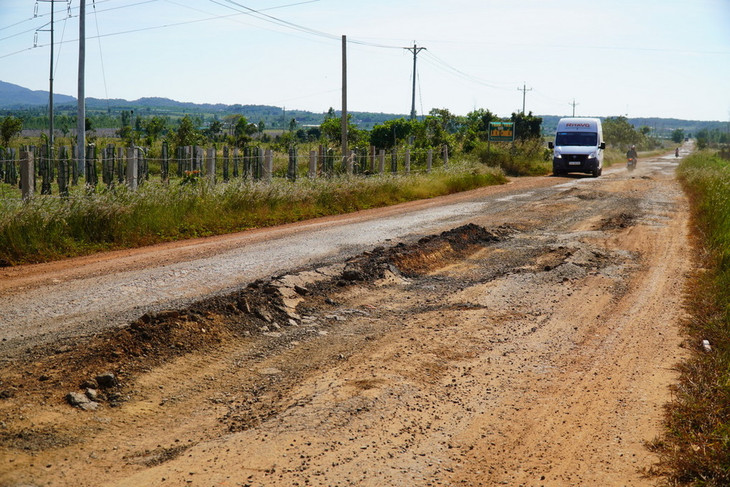 Gần 10 km đường du lịch Thuận Quý - Hòn Giồ (Bình Thuận) đang bị sụp lún, hư hỏng Gần 10 km đường du lịch Thuận Quý - Hòn Giồ (Bình Thuận) đang bị sụp lún, hư hỏng