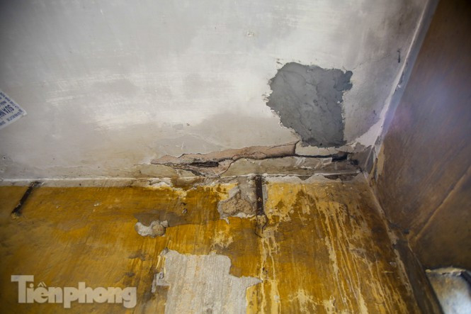 Sự bong tróc ngày càng nhiều do chất lượng vôi vữa không tốt.