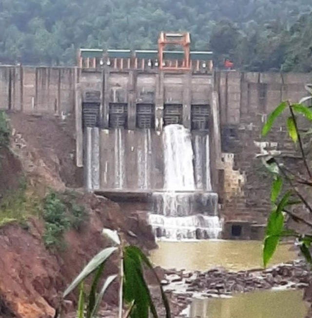 Thủy điện Thượng Nhật đã tích nước trái phép, không mở cửa van xả nước hoàn toàn trong đợt bão 13 vừa qua Thủy điện Thượng Nhật đã tích nước trái phép, không mở cửa van xả nước hoàn toàn trong đợt bão 13 vừa qua
