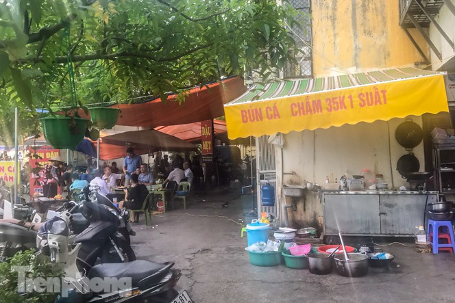 Hoạt động kinh doanh vẫn diễn ra tấp nập ở tầng 1, dưới tòa nhà có thể sập bất cứ lúc nào.