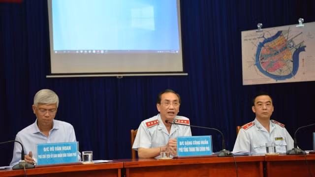 Từ trái qua phải: ông Võ Văn Hoan, ông Đặng Công Huẩn và ông Nguyễn Hồng Điệp.