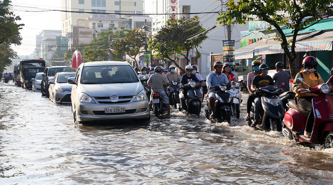 Đoạn quốc lộ 91 qua quận Ninh Kiều ngập sâu trong triều cường giữa tháng 11