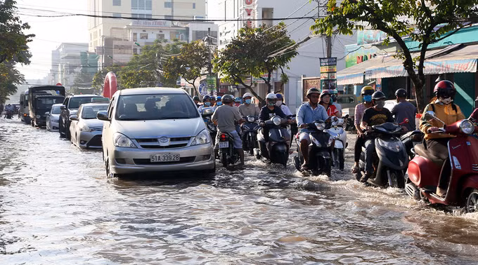 Đoạn quốc lộ 91 qua quận Ninh Kiều ngập sâu trong triều cường giữa tháng 11