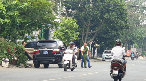 Lực lượng chức năng khám xét tại căn nhà trên đường Bình Lợi, Q.Bình Thạnh Lực lượng chức năng khám xét tại căn nhà trên đường Bình Lợi, Q.Bình Thạnh