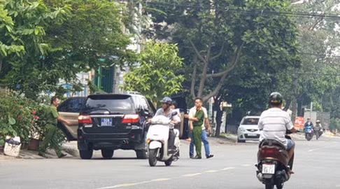 Lực lượng chức năng khám xét tại căn nhà trên đường Bình Lợi, Q.Bình Thạnh