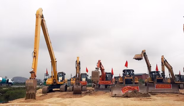 Huy động máy móc triển khai thi công đoạn tuyến cao tốc Mai Sơn - Quốc lộ 45