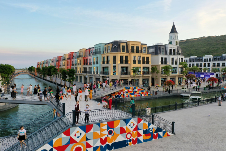 Những dòng kênh êm ả uốn quanh những căn Bizhouse