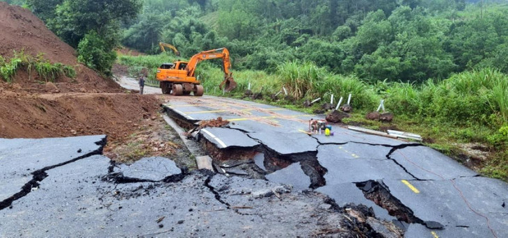 Các đơn vị thi công đang tập trung khắc phục Quốc lộ 15D bị hư hỏng.