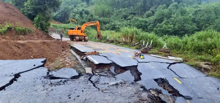 Các đơn vị thi công đang tập trung khắc phục Quốc lộ 15D bị hư hỏng.