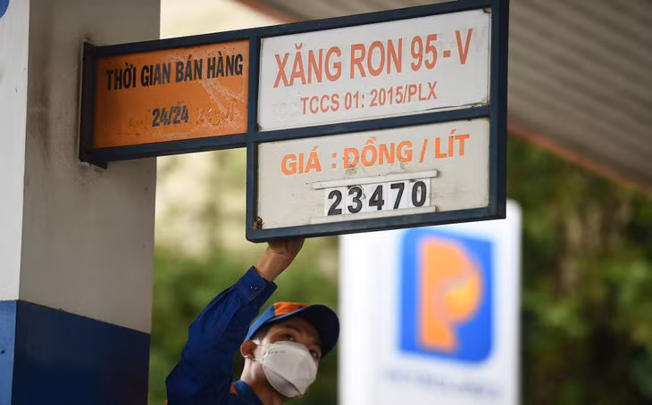 Nhân viên một trạm xăng trên đường Trần Não, TP. Thủ Đức điều chỉnh giá xăng dầu.