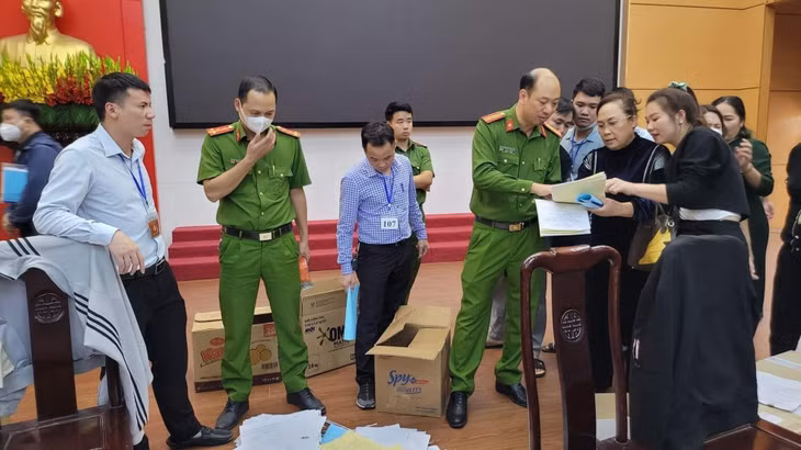 Các cơ quan chức năng đã đến lập biên bản, dừng cuộc đấu giá và niêm phong toàn bộ hồ sơ Các cơ quan chức năng đã đến lập biên bản, dừng cuộc đấu giá và niêm phong toàn bộ hồ sơ