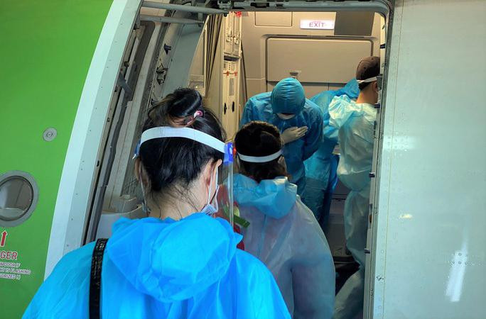 Công dân Thanh Hóa lên máy bay về quê tránh dịch