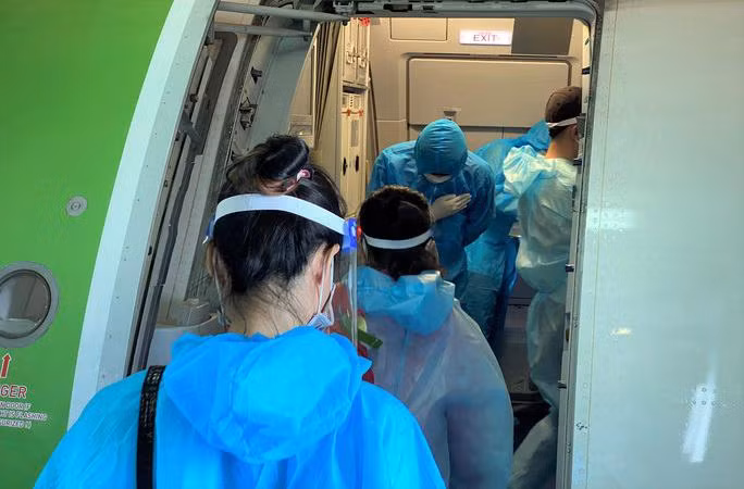 Công dân Thanh Hóa lên máy bay về quê tránh dịch